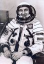Nazwa pliku=Miroslaw_Hermaszewski_1.jpg
Wielkość pliku=101KiB
Rozmiar=592x844
Data dodania= 11, Styczeń 2019 Miroslaw_Hermaszewski_1.jpg